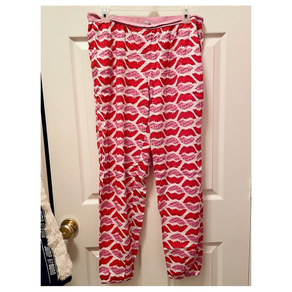 Victoria's Secret Valentine Kiss Lips Sleep Pajama Jogger Pants M Lightweight